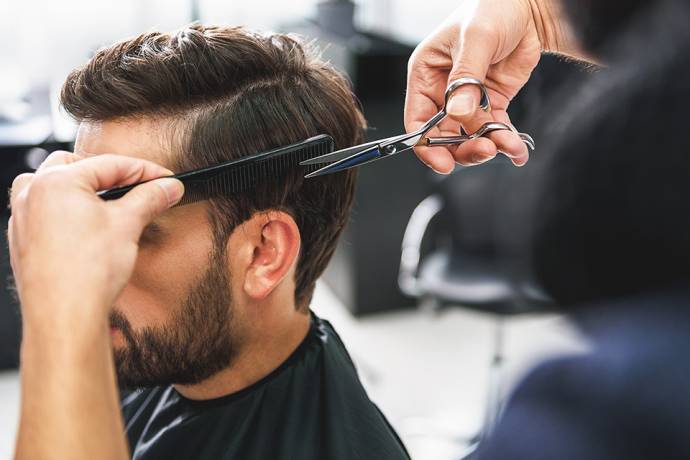 Foto: Ein Mann bekommt einen Haarschnitt